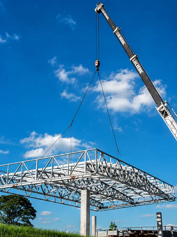 Edificações metálicas e em concreto